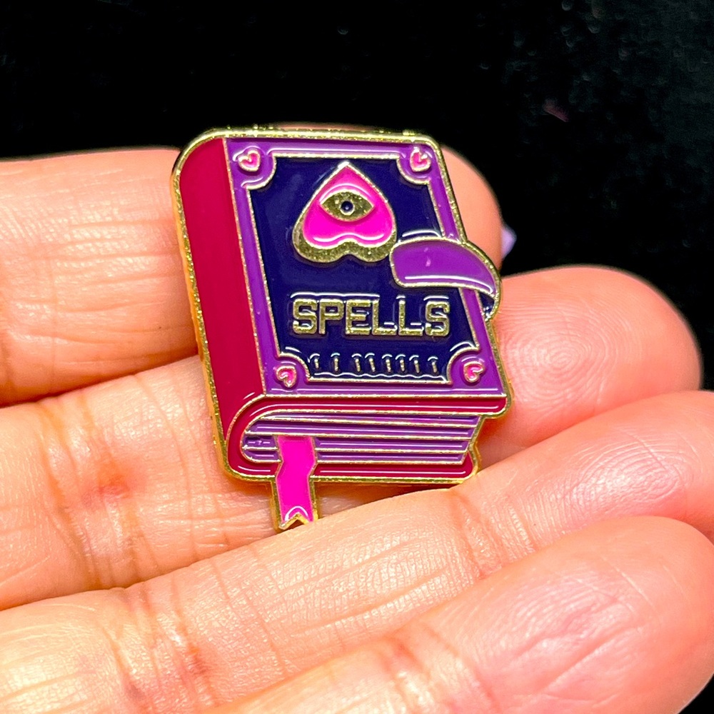 📚Book of spells/Wiccan/witchcraft lapel pin -enamel NWOT